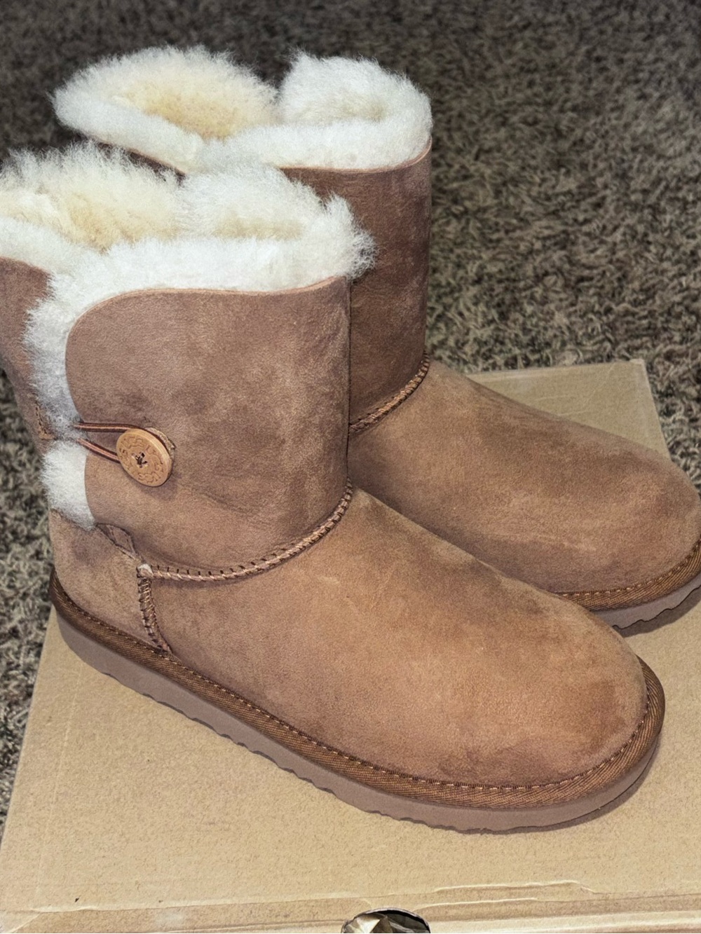 UGG Bailey Button II "Chestnut Suede" Kids Boots Youth Size 5 New 1017400K-CHE